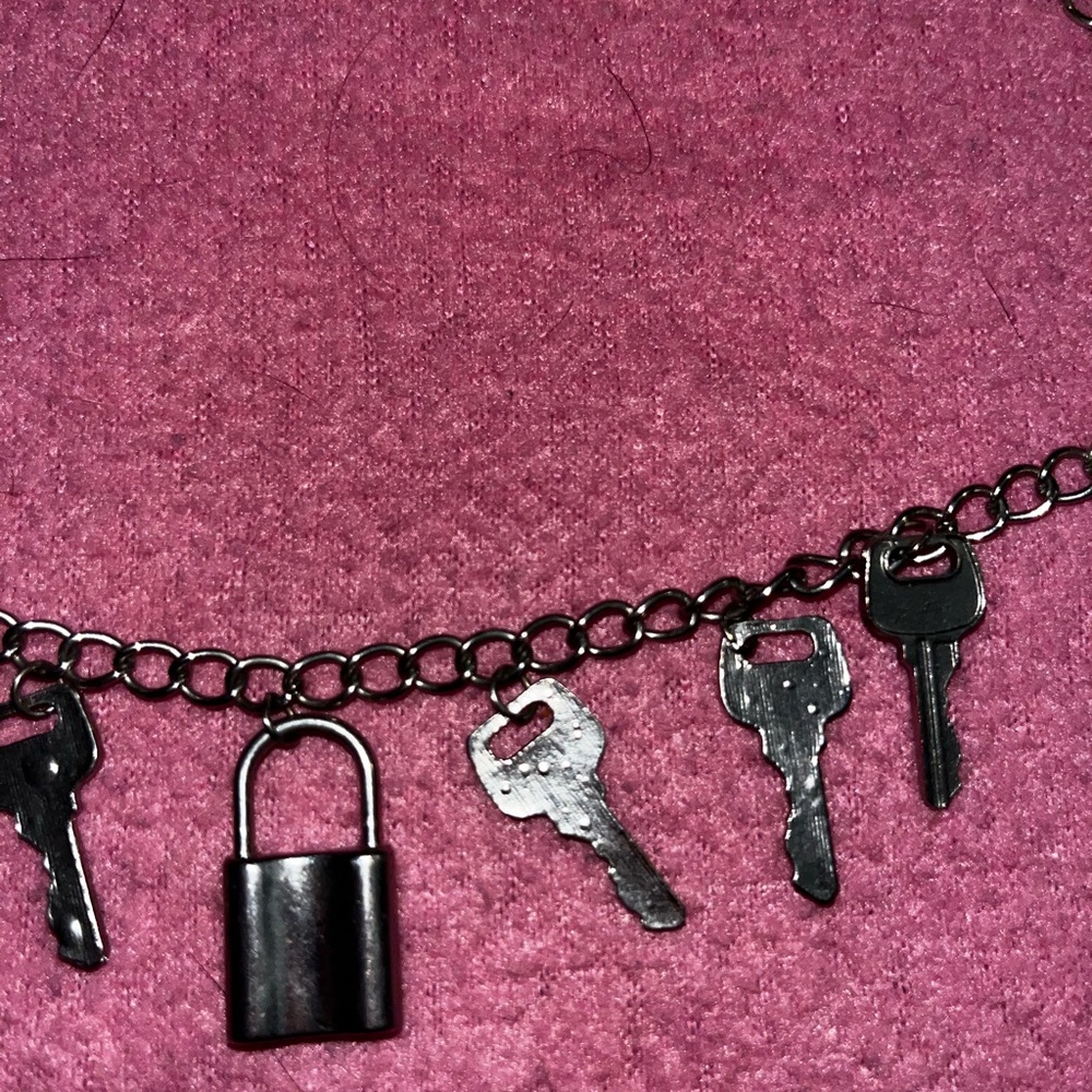 LOCK AND KEY CHAIN CHOKER